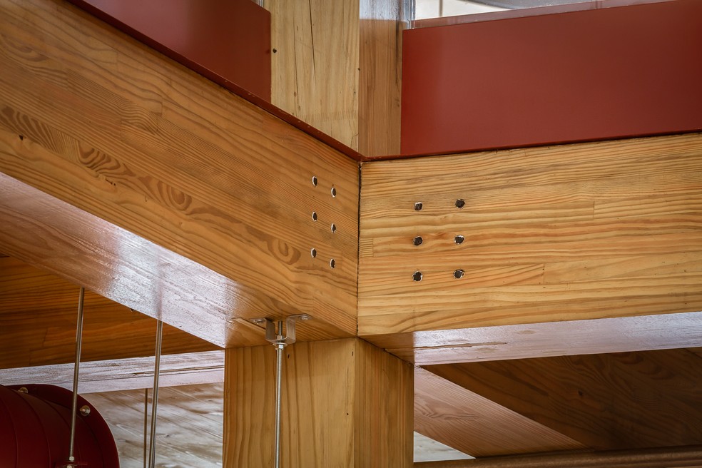 Com tecnologia de ponta aplicada à madeira, hoje é possível utilizá-la como componente estrutural, em vigas, pilares e concreto — Foto: Divulgação/Dengo
