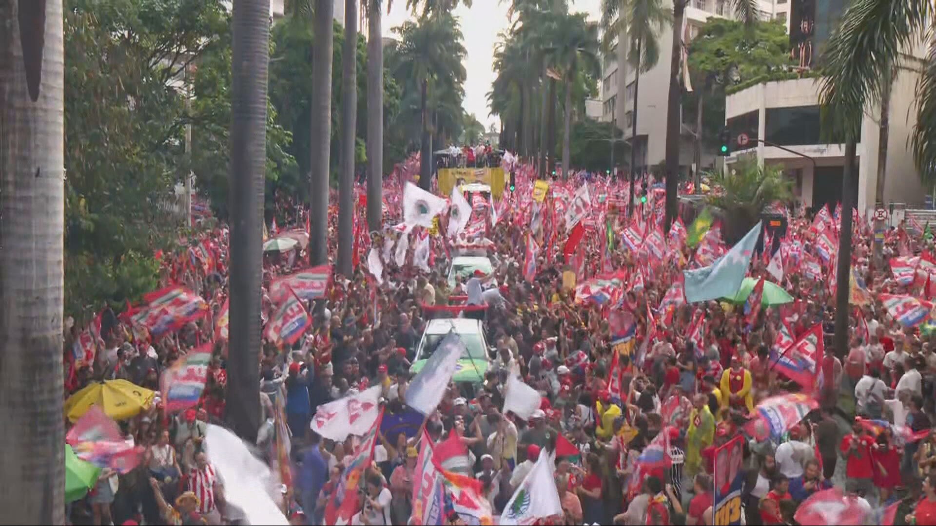 Lula reúne aliados e apoiadores em caminhada em BH