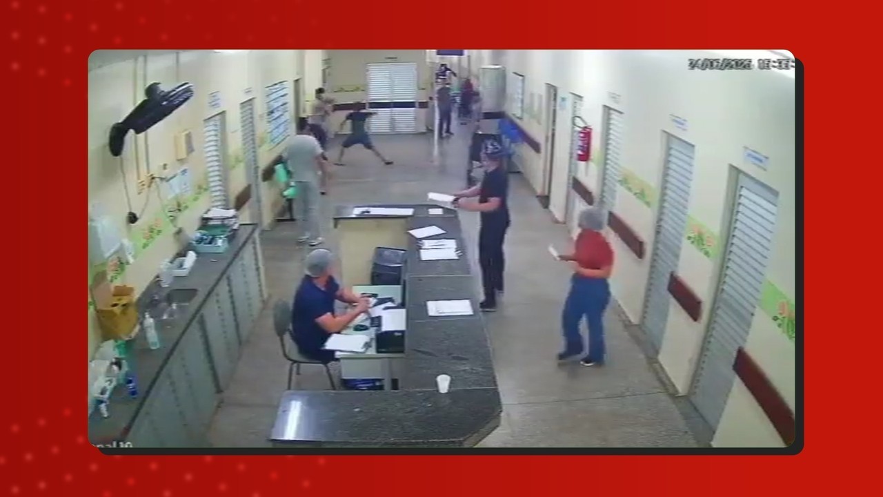 VÍDEO: Familiares depredam hospital após morte de idosa no interior do AM