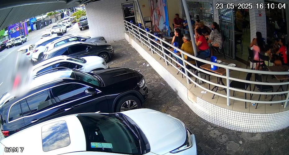 Imagens mostram momento em que motociclista atinge mulher após colisão com carro, em João Pessoa 