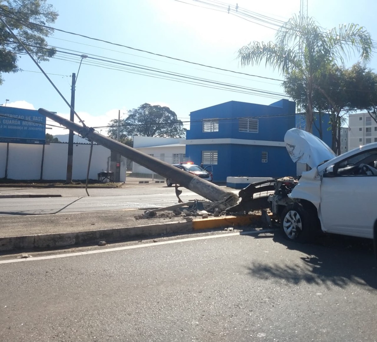 Carro Bate Em Poste E O Trânsito é Desviado Na Avenida Lourenço De Souza Franco Em Jundiapeba 