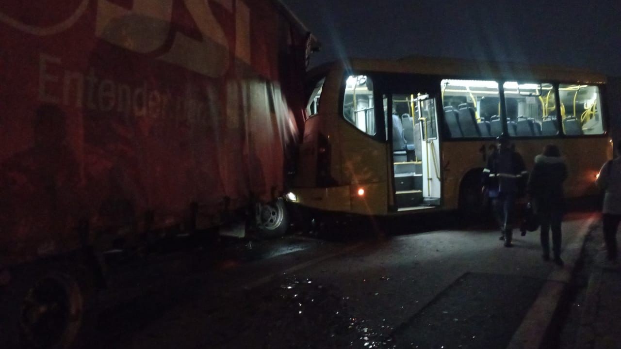 Carreta bate em ônibus e deixa feridos na Rodovia Dom Gabriel em Jundiaí 