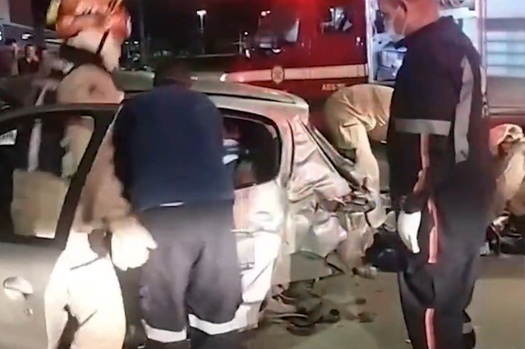 Criança e três mulheres ficam feridas após carro em que estavam bater contra muro, em João Pessoa