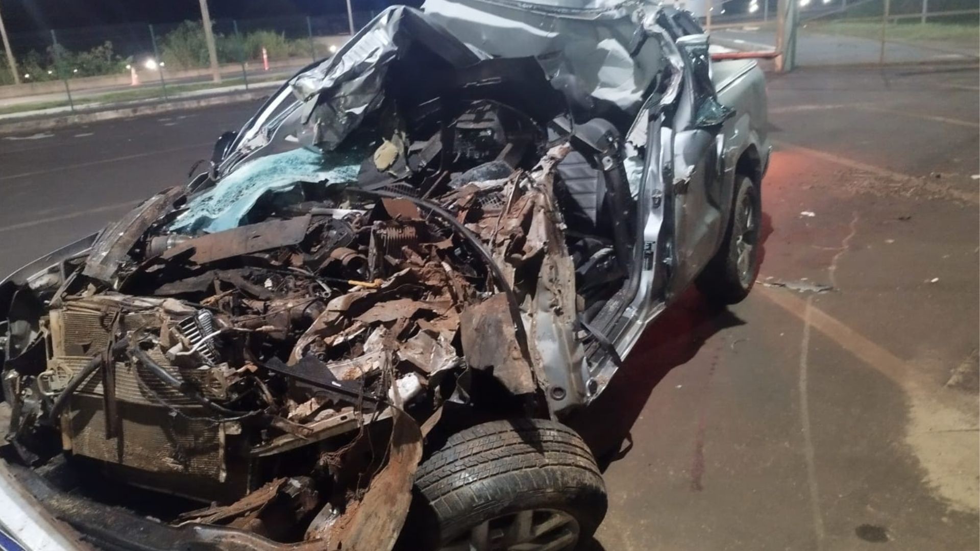 Motorista de caminhonete morre em acidente com rodotrem carregado com madeira na BR-050, em Uberaba