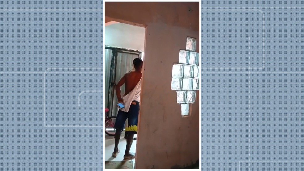 Pedreiro que denunciou PMs por abordagem truculenta, invasão e agressão na BA deixou casa que mora com a família por medo — Foto: Reprodução/TV Bahia