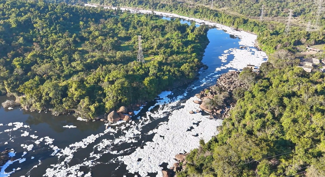 Rio Tietê segue coberto por espuma tóxica em Salto; veja imagens de drone 