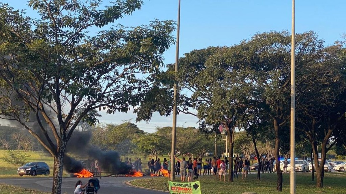 Manifestantes Queimam Pneus E Fecham Trânsito Na Via L4 Sul Em Brasília Distrito Federal G1 