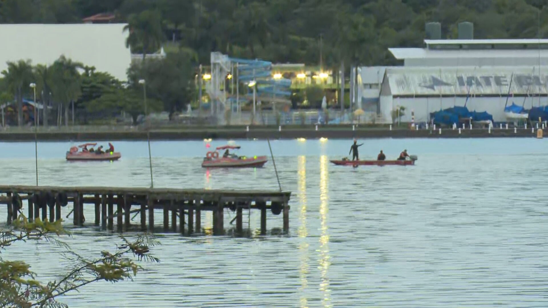 Bombeiros buscam por homem que teria se afogado e desaparecido no Lago Paranoá, no DF