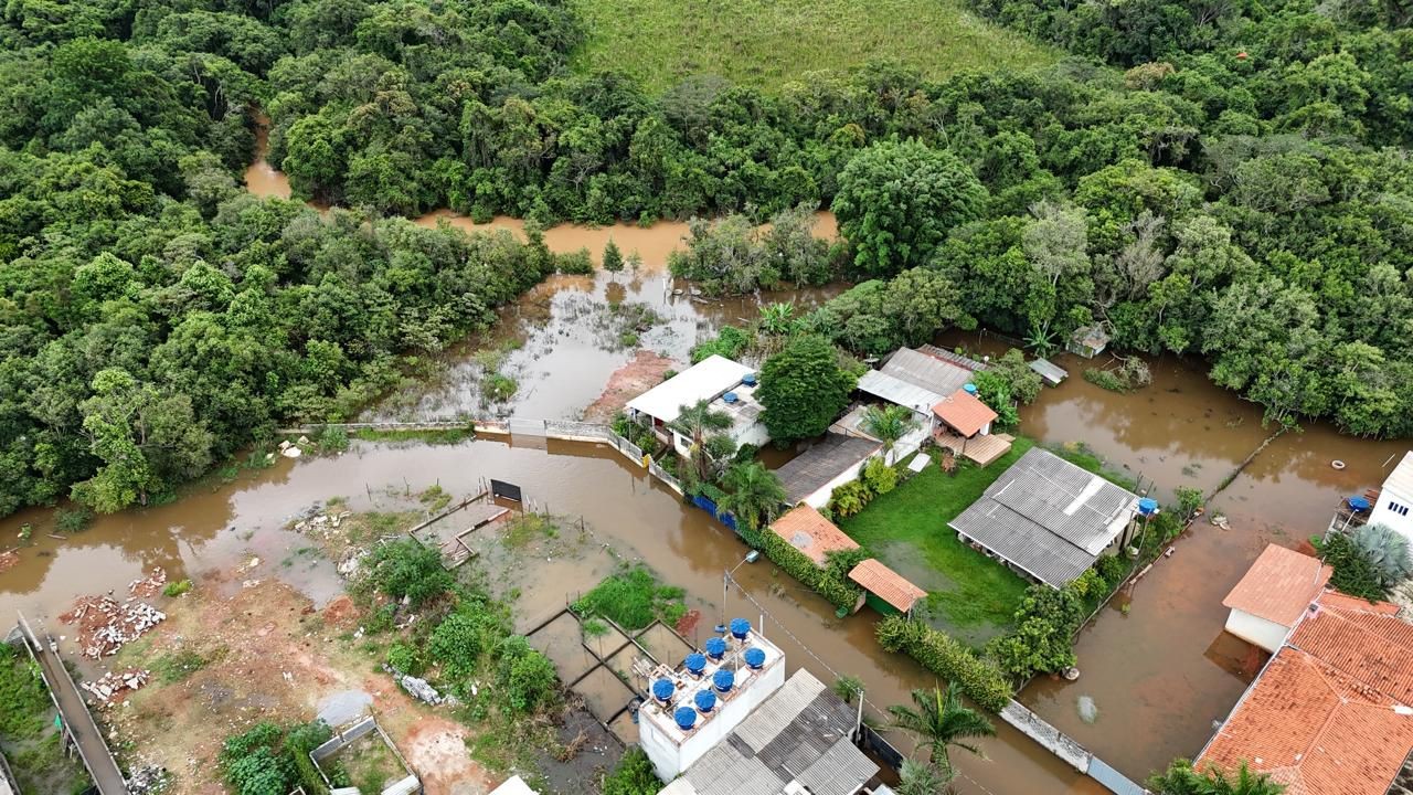 Rio transborda após chuva forte e alaga casas em Bom Jesus dos Perdões, SP