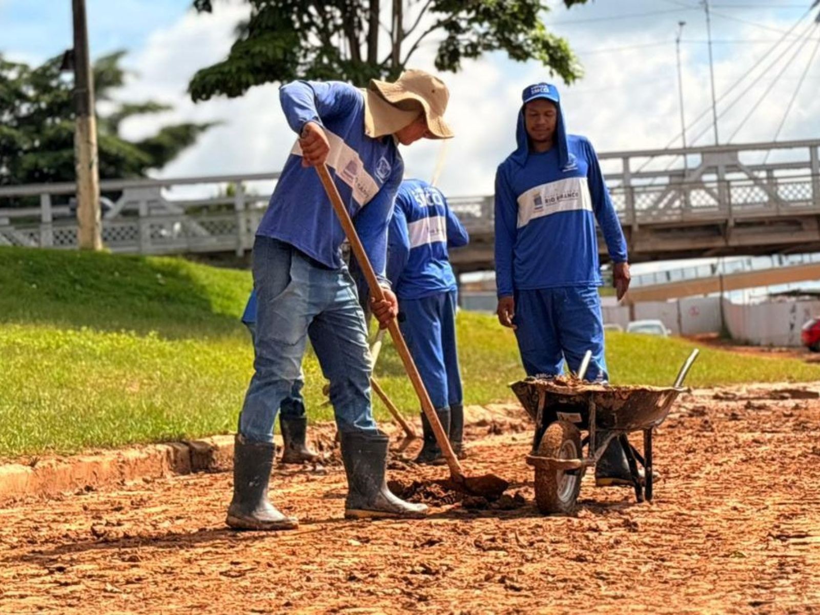 Bairro de Rio Branco passa por limpeza após enchente do Rio Acre; famílias já retornaram para casa
