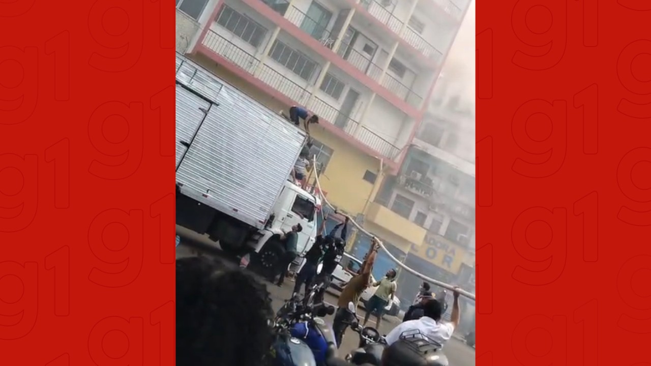 Vídeos mostram moradores ajudando no combate a incêndio que atingiu prédio no Centro de Manaus
