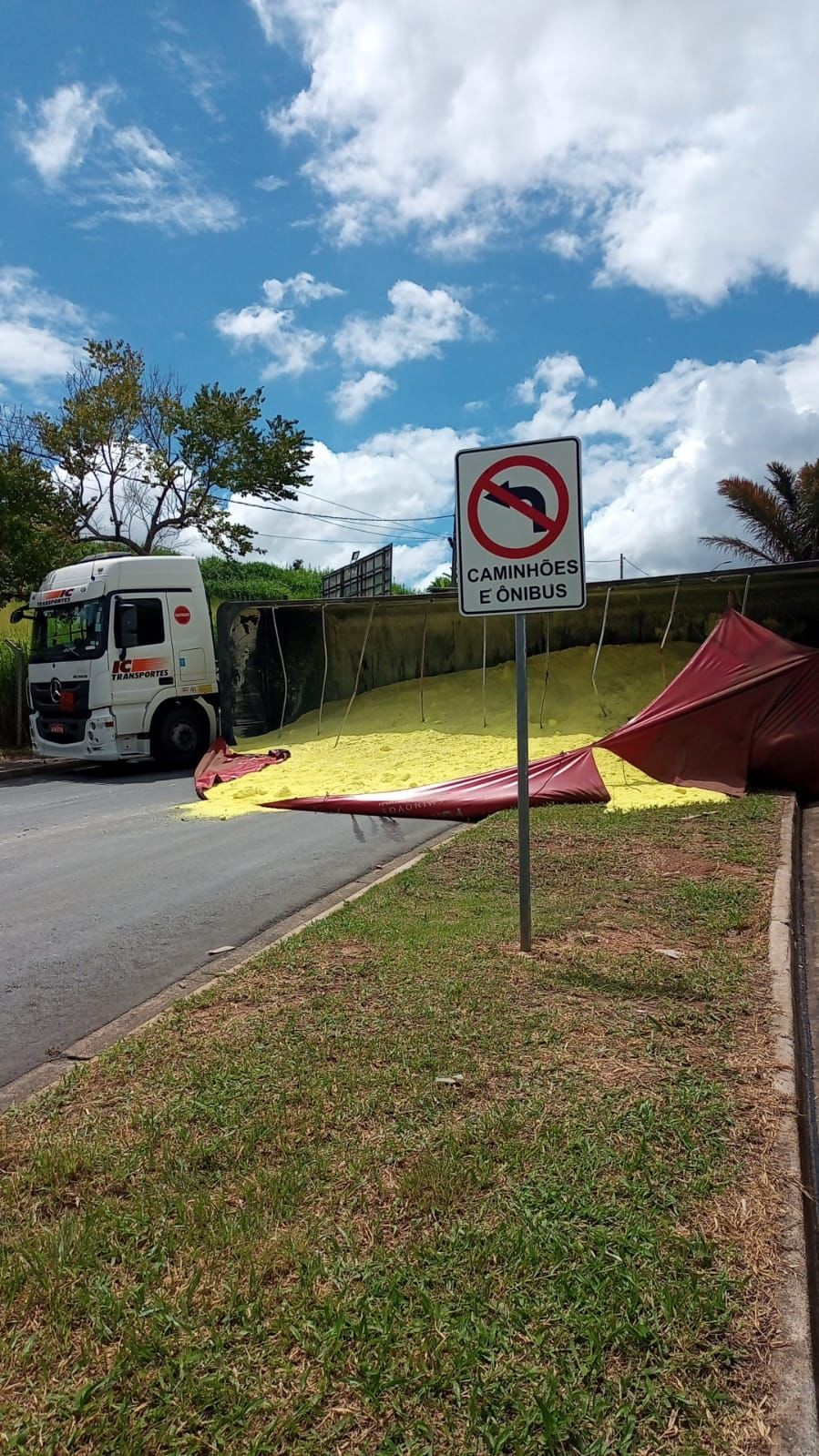 Caminhão carregado com 32 toneladas de enxofre tomba e interdita avenida de Jundiaí
