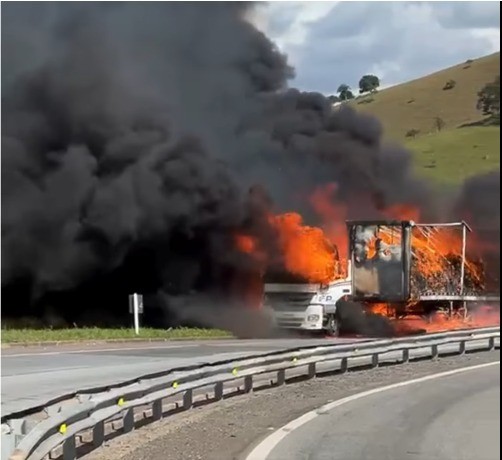 Carreta pega fogo e interdita a BR-040, em Levy Gasparian