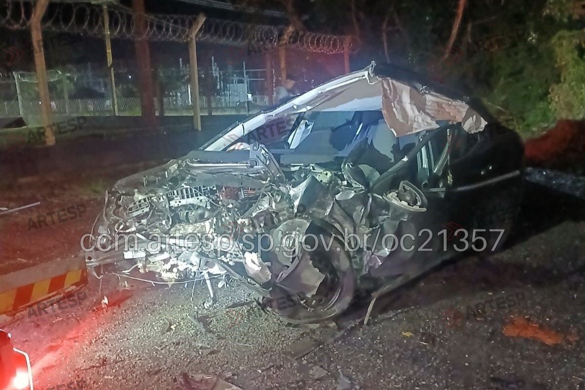 Carro de luxo bate em veículos em ultrapassagem proibida e deixa dois mortos na Rio-Santos