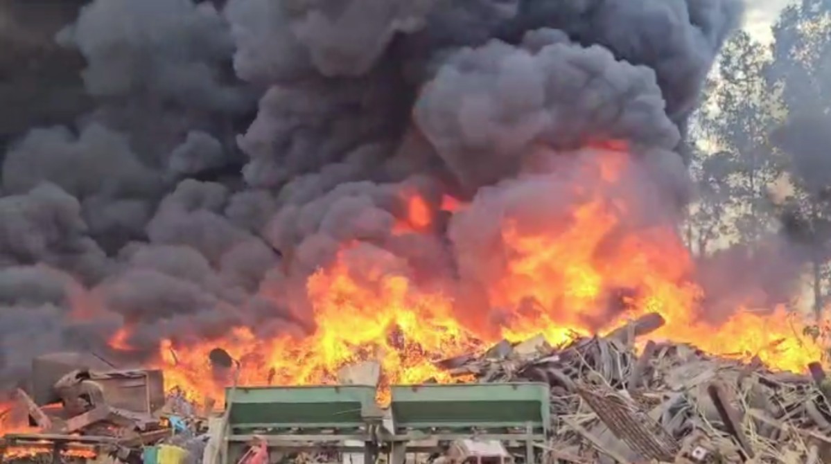 Incêndio de grandes proporções atinge unidade de processamento de material reciclável; VÍDEO