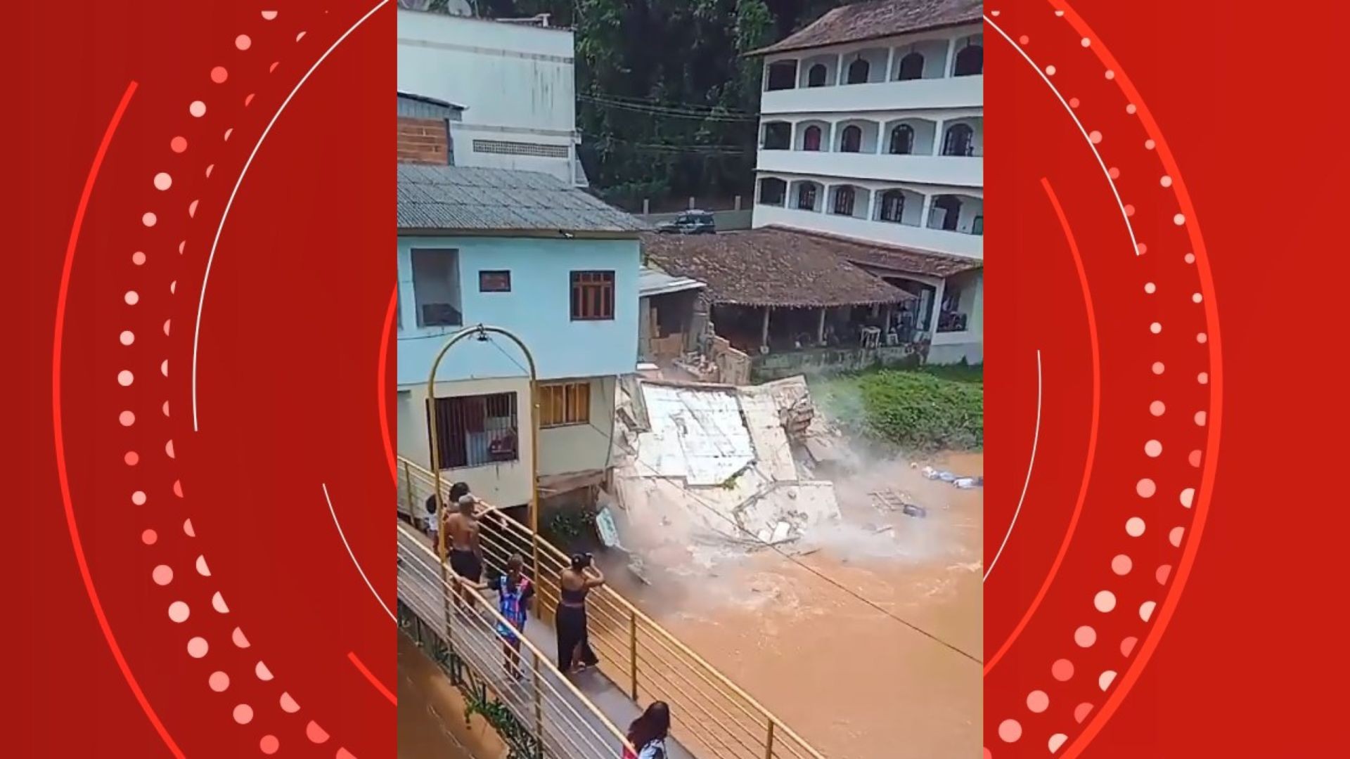 VÍDEO: Casa desaba e cai dentro de rio em Marechal Floriano, ES