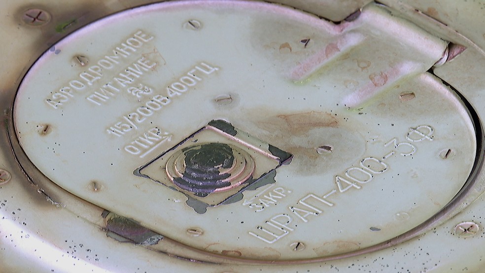 Inscrições em alfabeto cirílico de aeronave fabricada na extinta União Soviética, abandonada em Ribeirão Preto (SP). — Foto: Cacá Trovó/EPTV