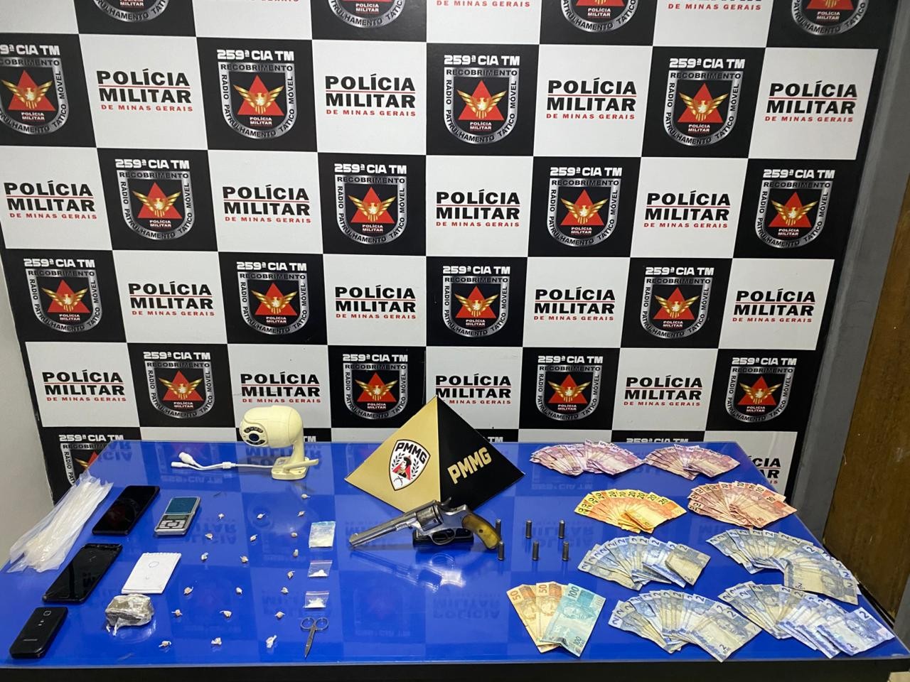 Suspeito de tráfico é preso com drogas e arma após denúncias de que usava câmeras para monitorar a polícia em Pirapora