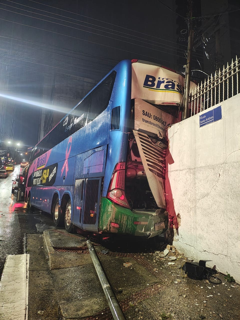
Ônibus de turismo desce de ré, atinge veículos e destrói muro na Rua Santo Antônio, em Juiz de Fora