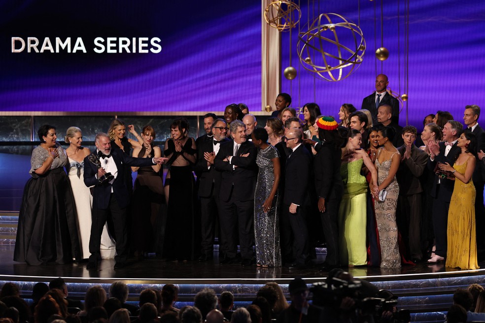 Produtores, equipe e elenco de 'The Pitt' recebem o prêmio de melhor drama no Emmy 2025 — Foto: VALERIE MACON / AFP