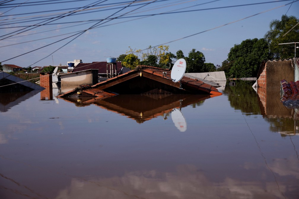 5 de maio - Rua completamente alagada pelas enchentes em Canoas, no RS — Foto: Amanda Perobelli/Reuters