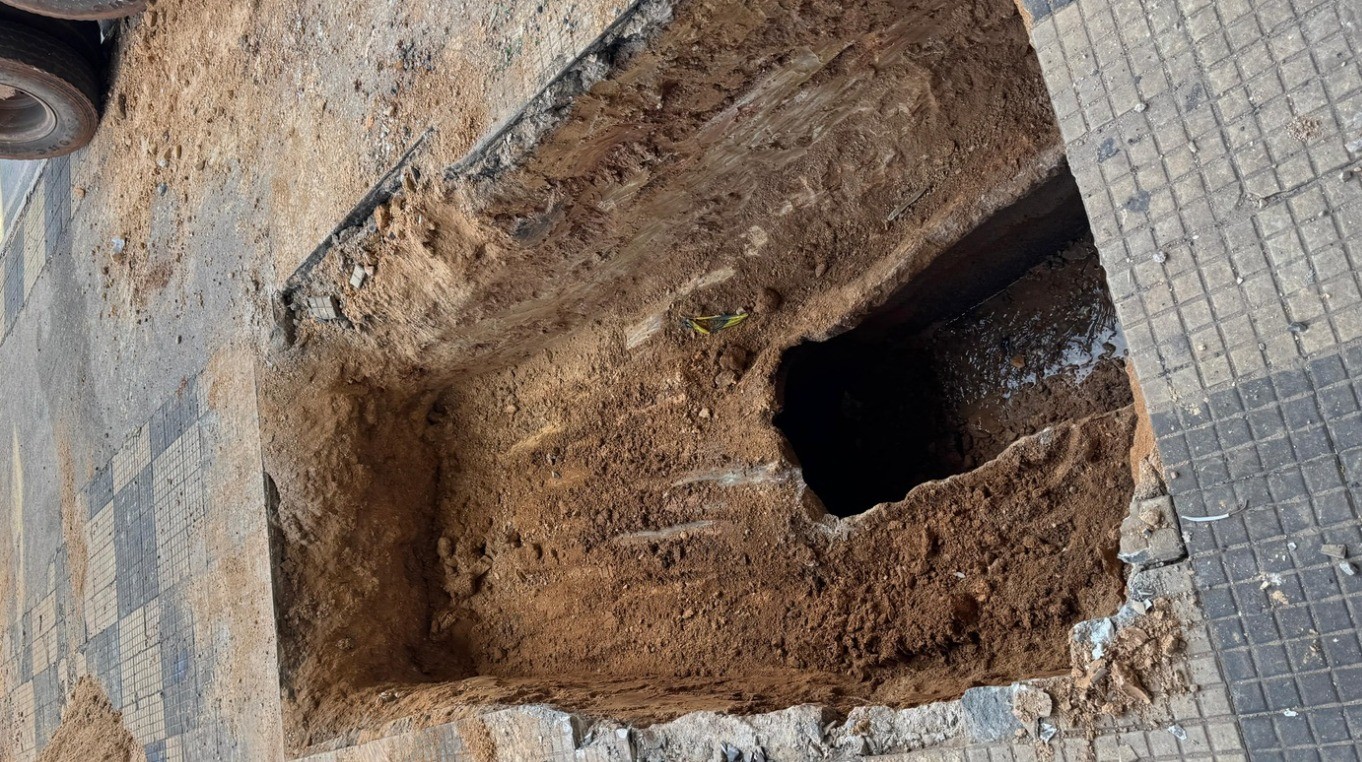 Buraco gigante se abre sob viaduto em Cuiabá