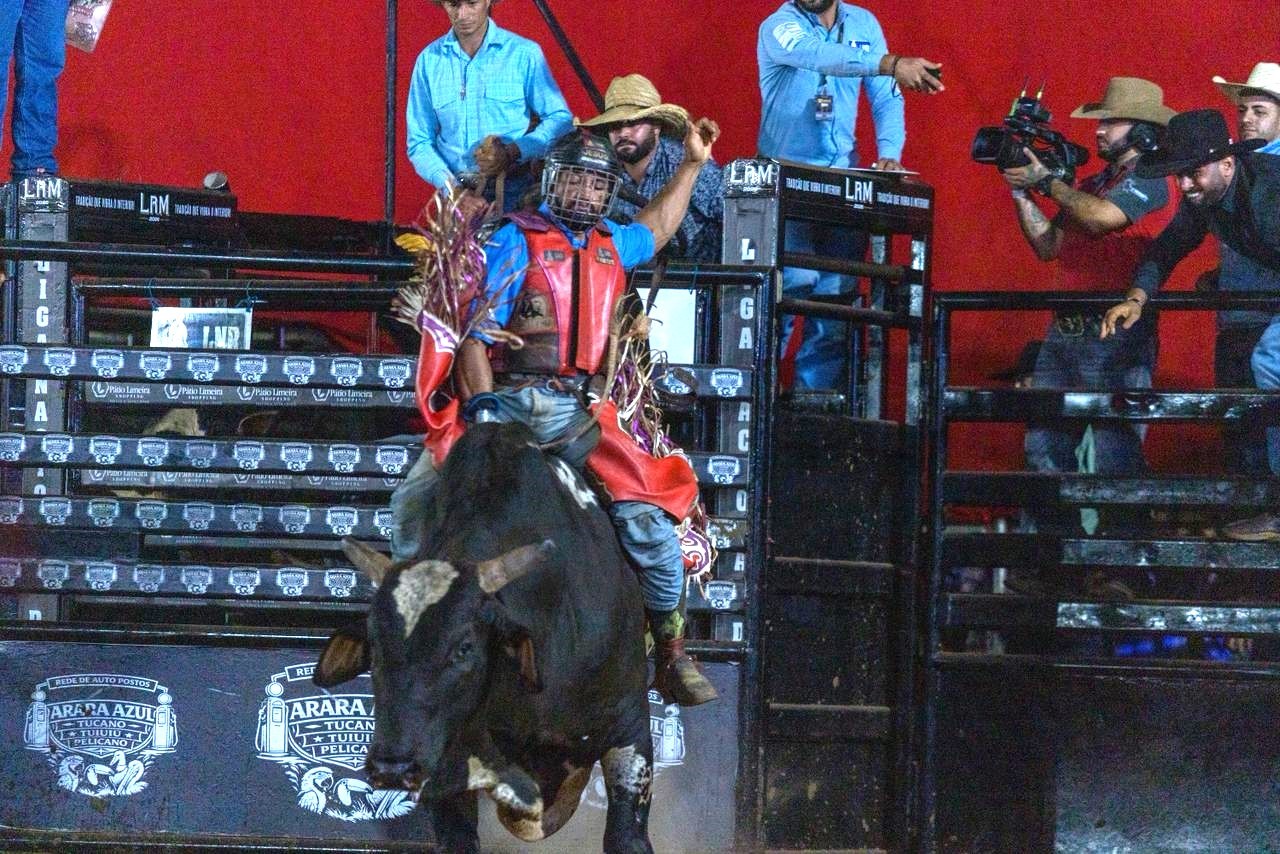 Prova de montaria no terceiro dia de festa do Limeira Rodeo Music 2026 — Foto: Thomaz Marostegan/g1