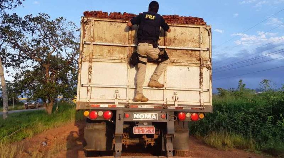 Vídeo: caminhão 'arqueado' é apreendido pela PRF no PR - dcmais