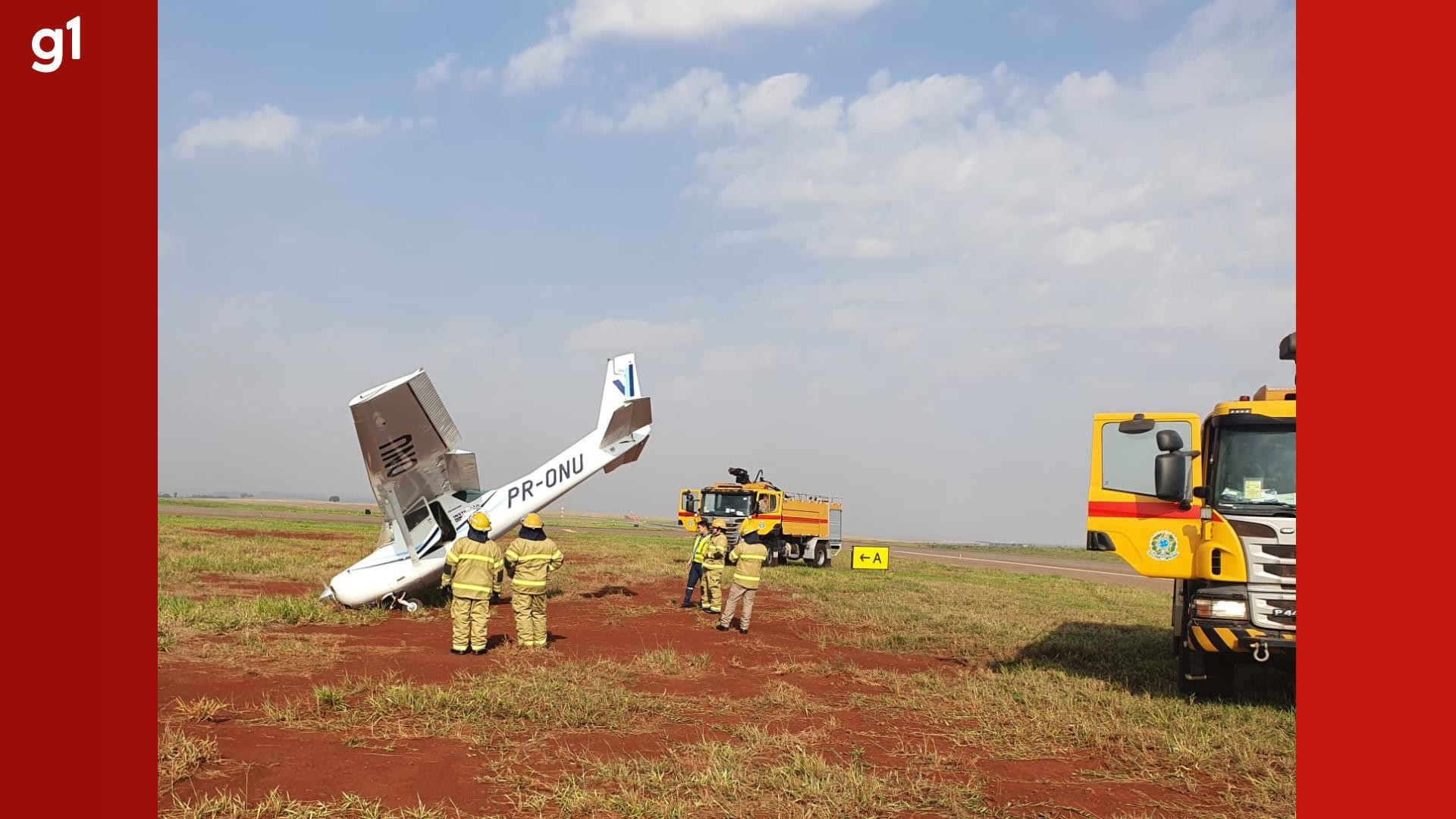 Aeronave sai da pista e para 'de bico' em gramado no aeroporto de Maringá