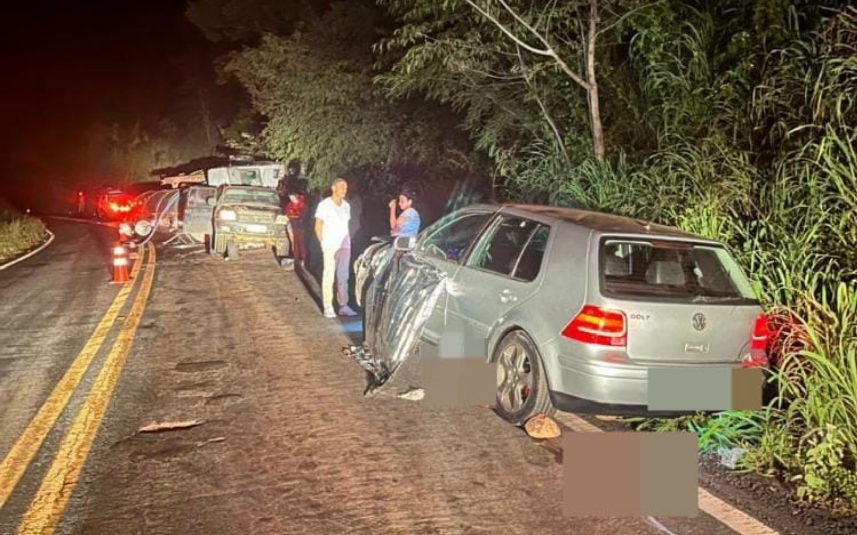 Motorista morre após parar para trocar pneu de carro na GO-210 e ser atingida por caminhão desgovernado que tombou