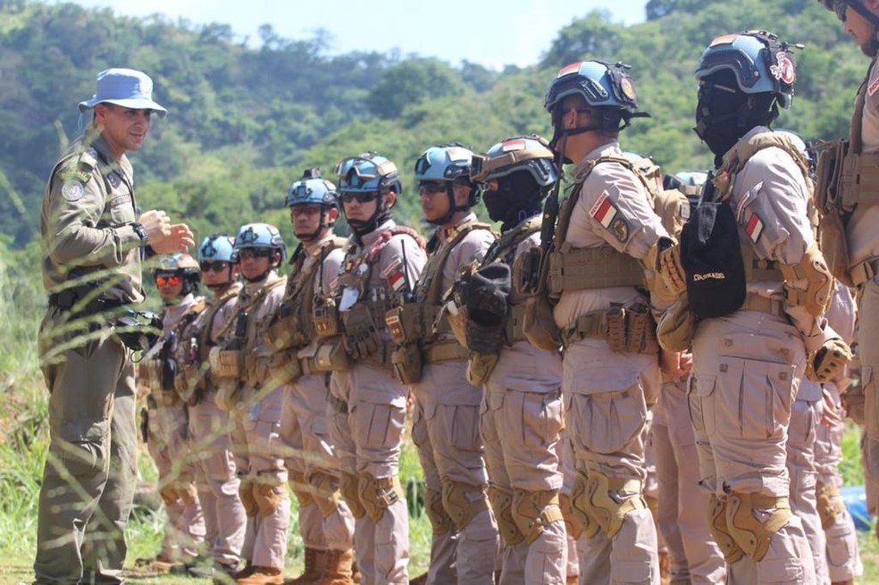 Capitão Montenegro durante treinamento com militares que atuam na missão africana — Foto: Cedida