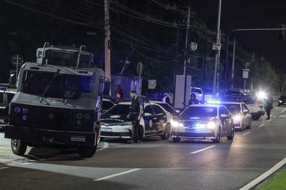 Blindado na porta do 31 BPM (Recreio dos Bandeirantes) — Foto: Divulgao