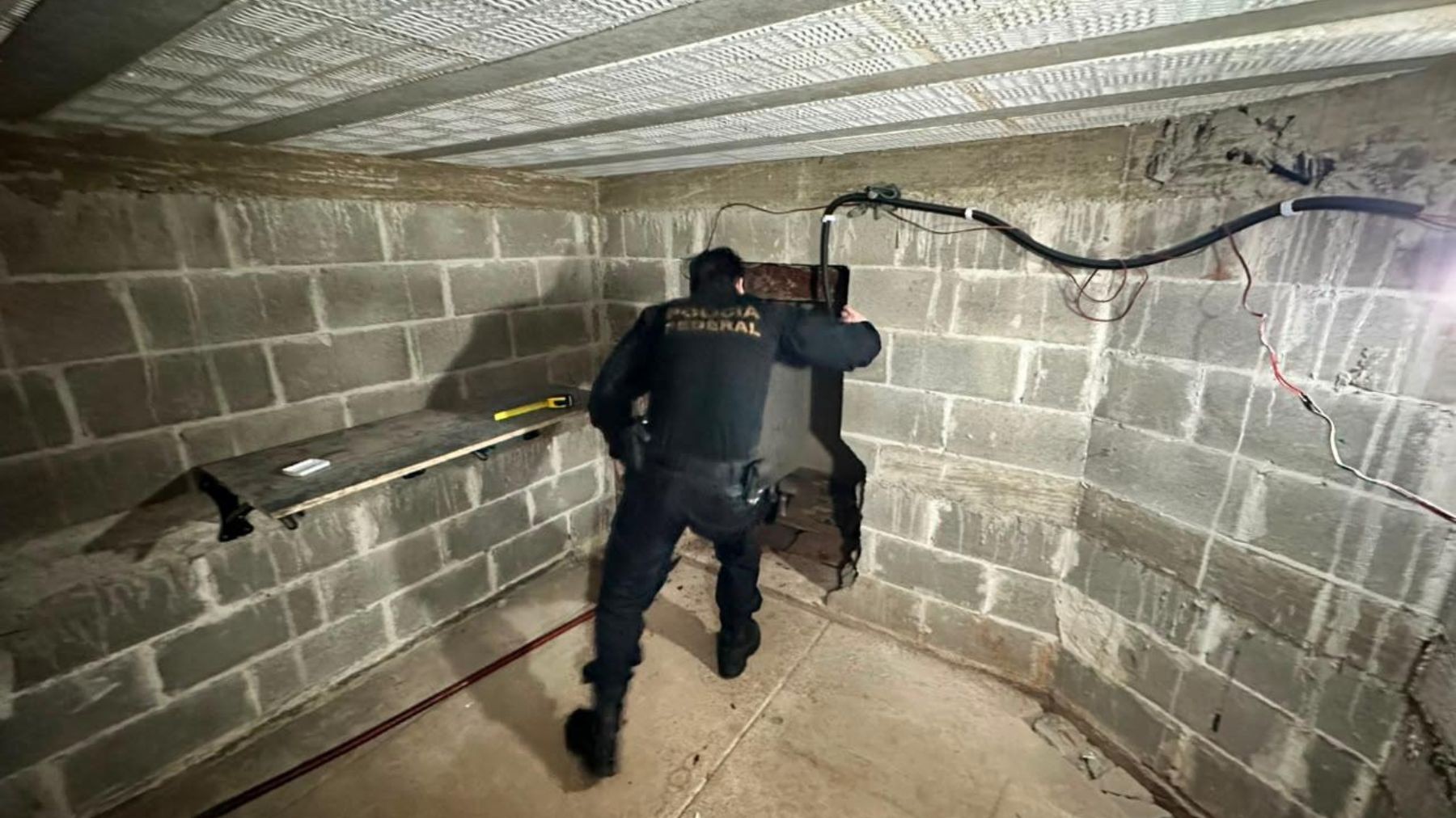 Túnel secreto usado para esconder mercadorias contrabandeadas do Paraguai é encontrado durante operação da PF no Paraná