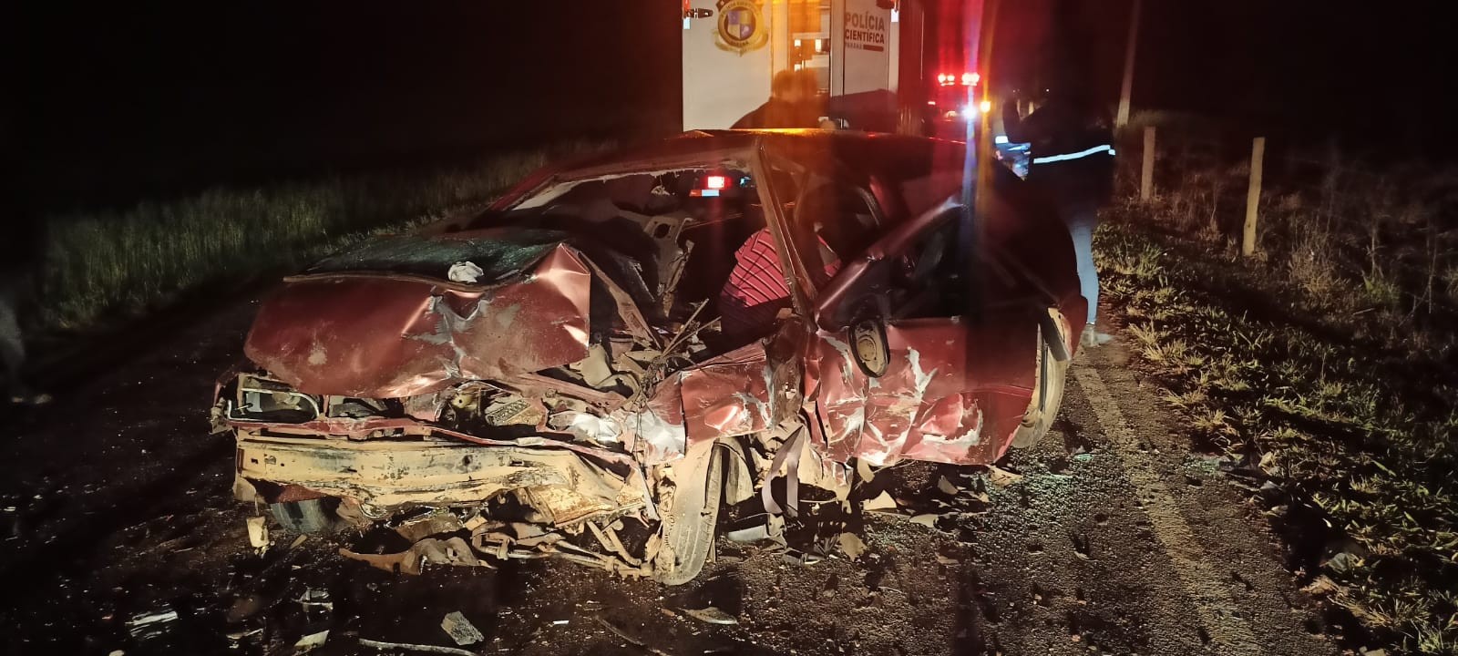 Acidente entre dois carros mata motorista e deixa crianças e bebê feridos em rodovia do Paraná