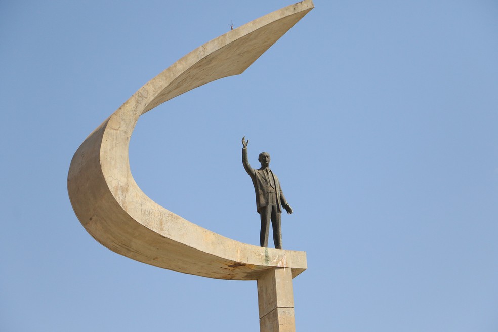 Estátua de Juscelino Kubitschek, no memorial JK, em bronze, feita por Honório Peçanha. — Foto: Renato Alves / Agência Brasília
