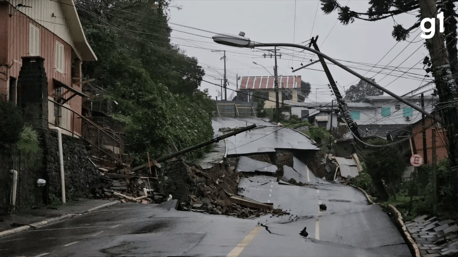 Dois anos depois da enchente no RS, rua de Gramado segue destruída e intransitável