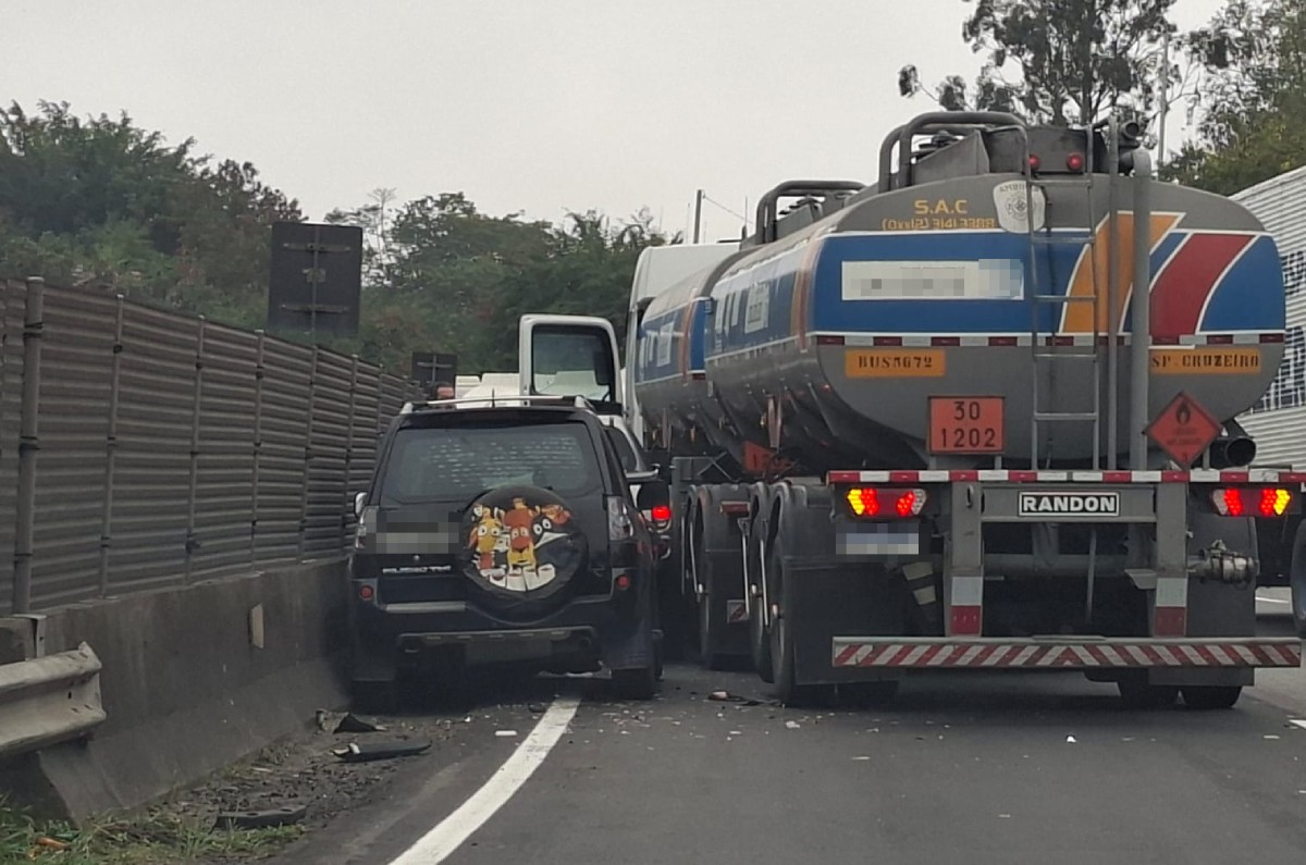 Dois acidentes deixam motociclista ferido e causam congestionamento na Via Dutra, em Barra Mansa