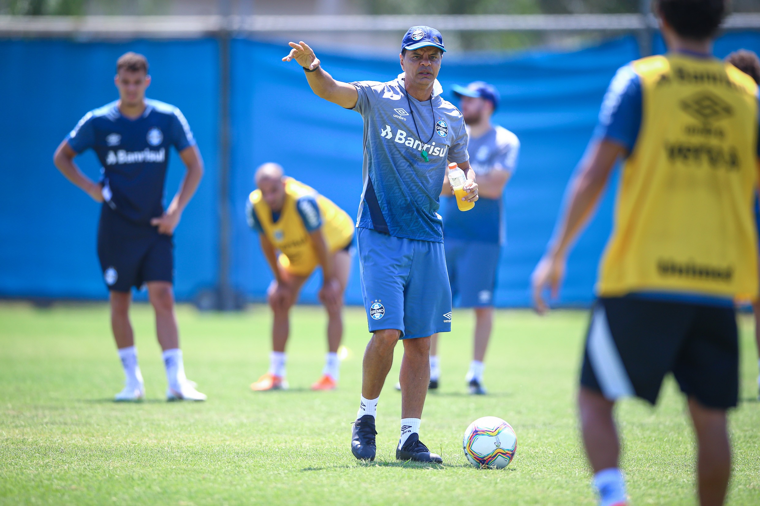 Quem é Alexandre Mendes, auxiliar técnico do Grêmio preso preventivamente ao desembarcar no aeroporto de Porto Alegre