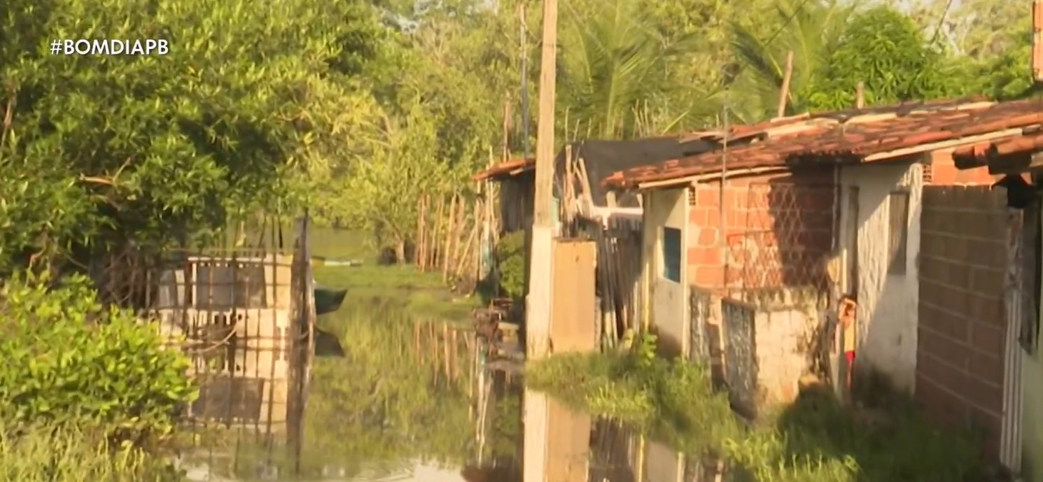Comunidade ribeirinha tem casas inundadas após fortes chuvas, na Grande João Pessoa