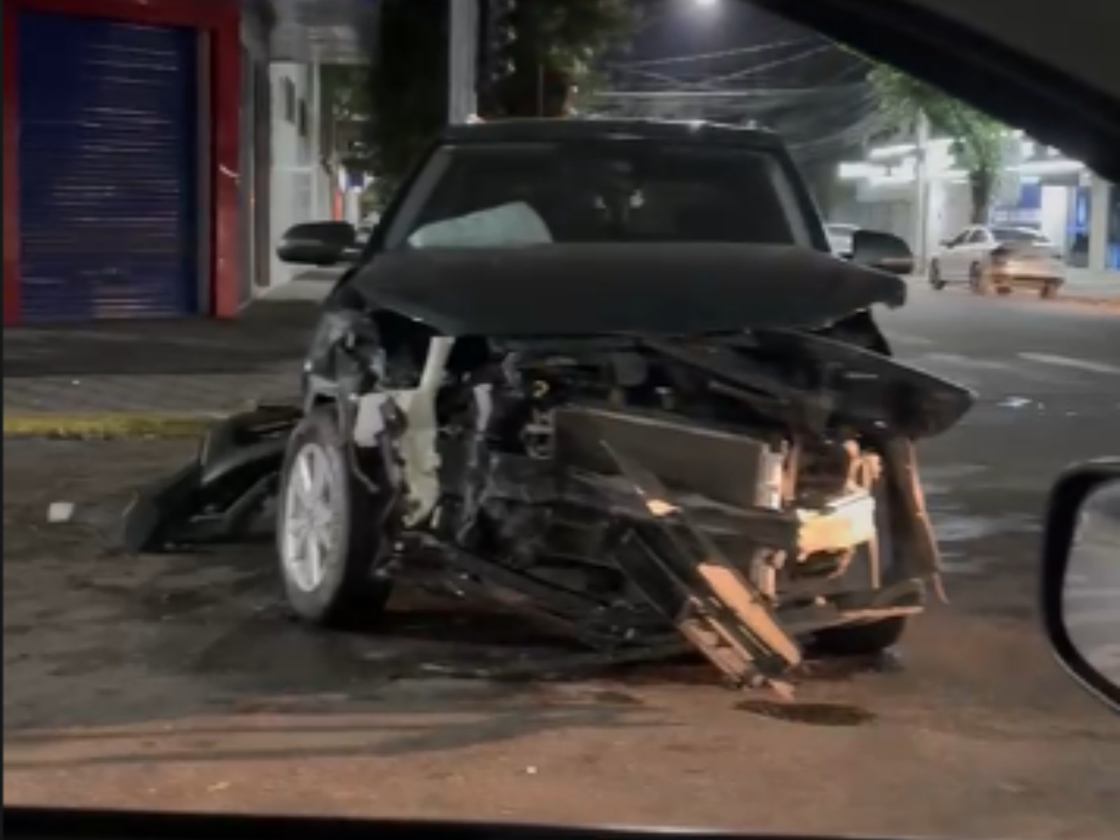 Acidente entre dois carros destrói veículo no Centro de Governador Valadares