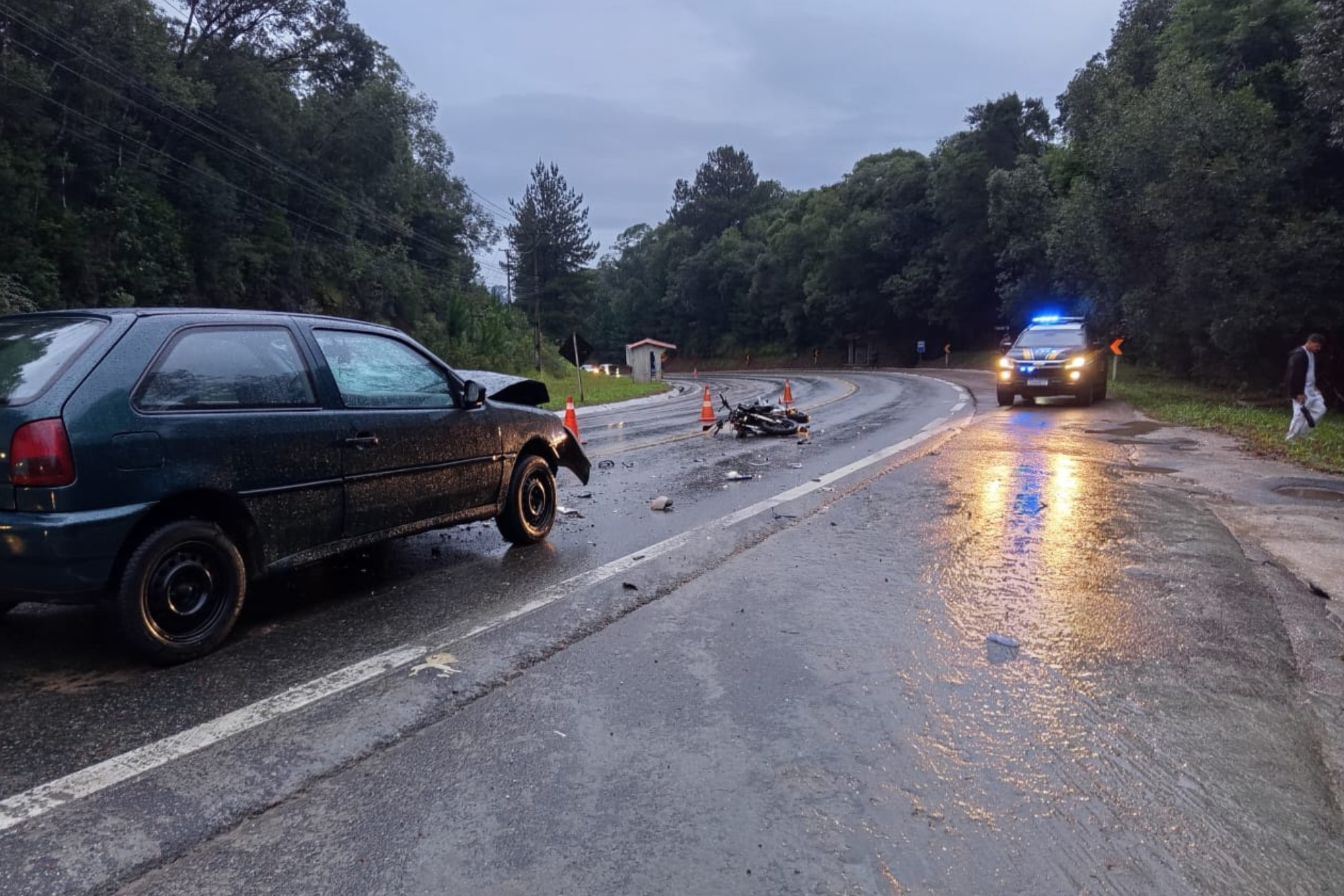 Moto bate de frente contra carro e deixa um morto e um gravemente ferido na Grande Curitiba