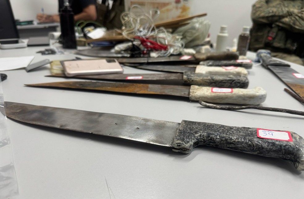Operação transfere presos e apreende mais de 150 facas e celulares em presídio da Bahia — Foto: Hildazio Santana/ Nucom-Seap
