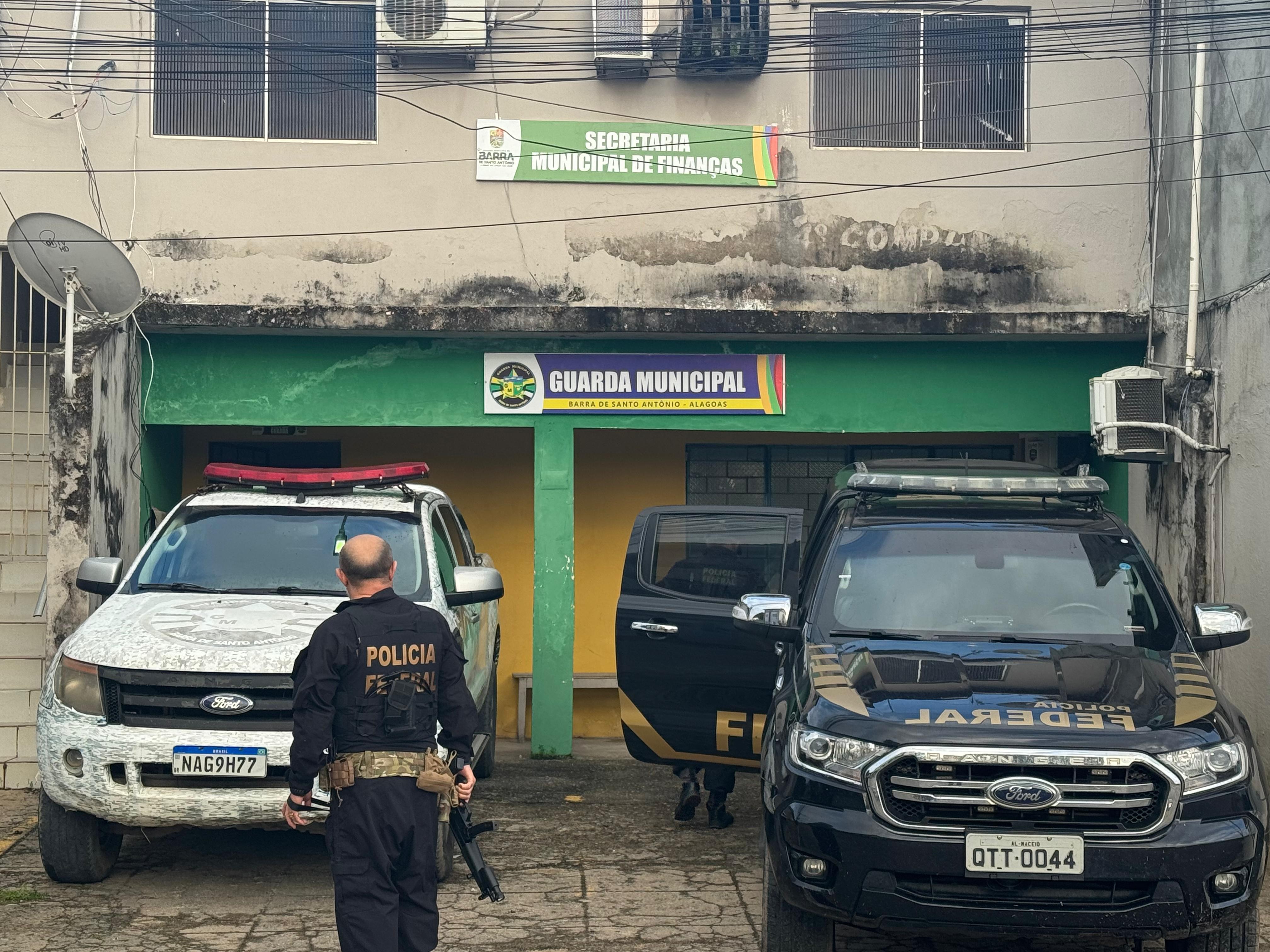 Operação da PF sobre compra de votos cumpre mandados na Prefeitura da Barra de Santo Antônio 