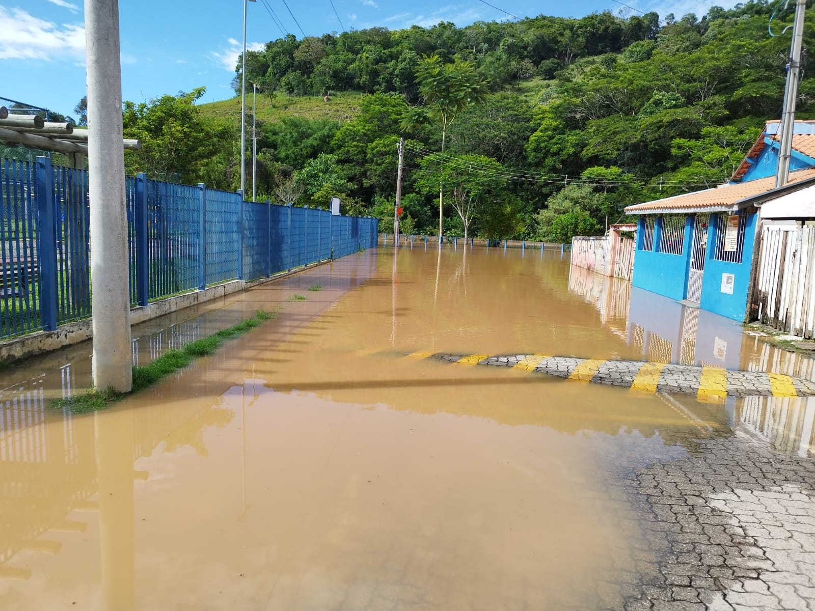 Família fica desalojada após rio transbordar e alagar ruas de São Luiz do Paraitinga