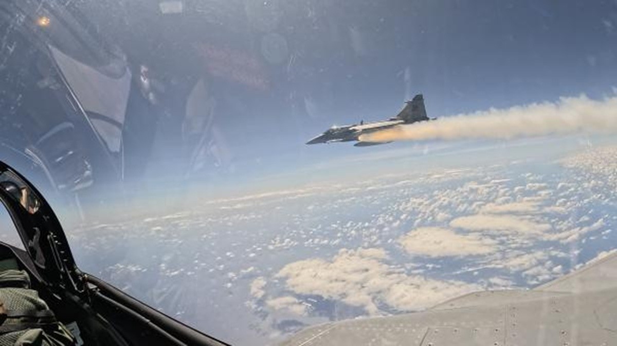Veja nova imagem do lançamento do míssil Meteor pelo caça F-39E Gripen 