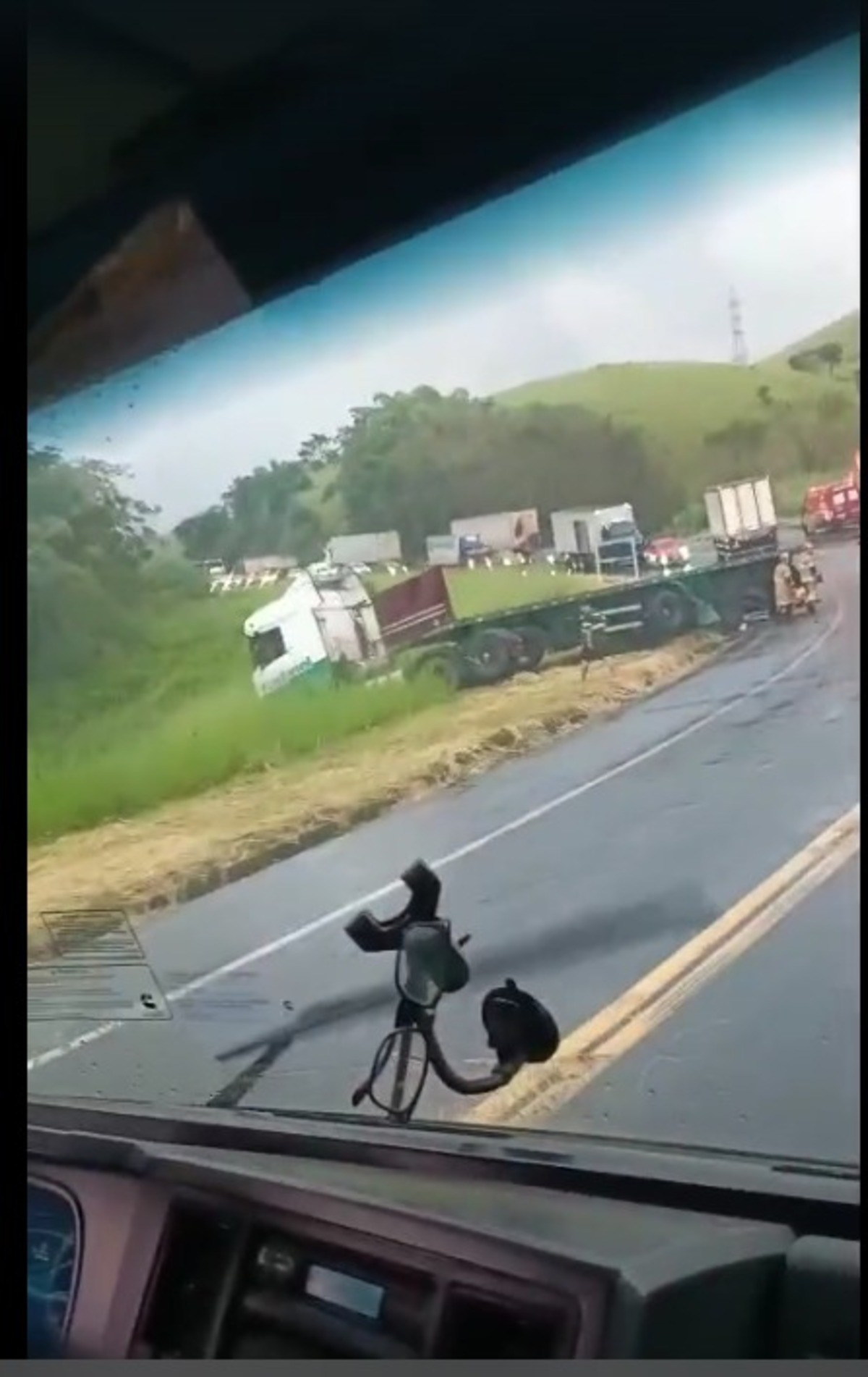 Acidente entre caminhão e carreta mata homem e deixa outro ferido na BR-393, em Três Rios