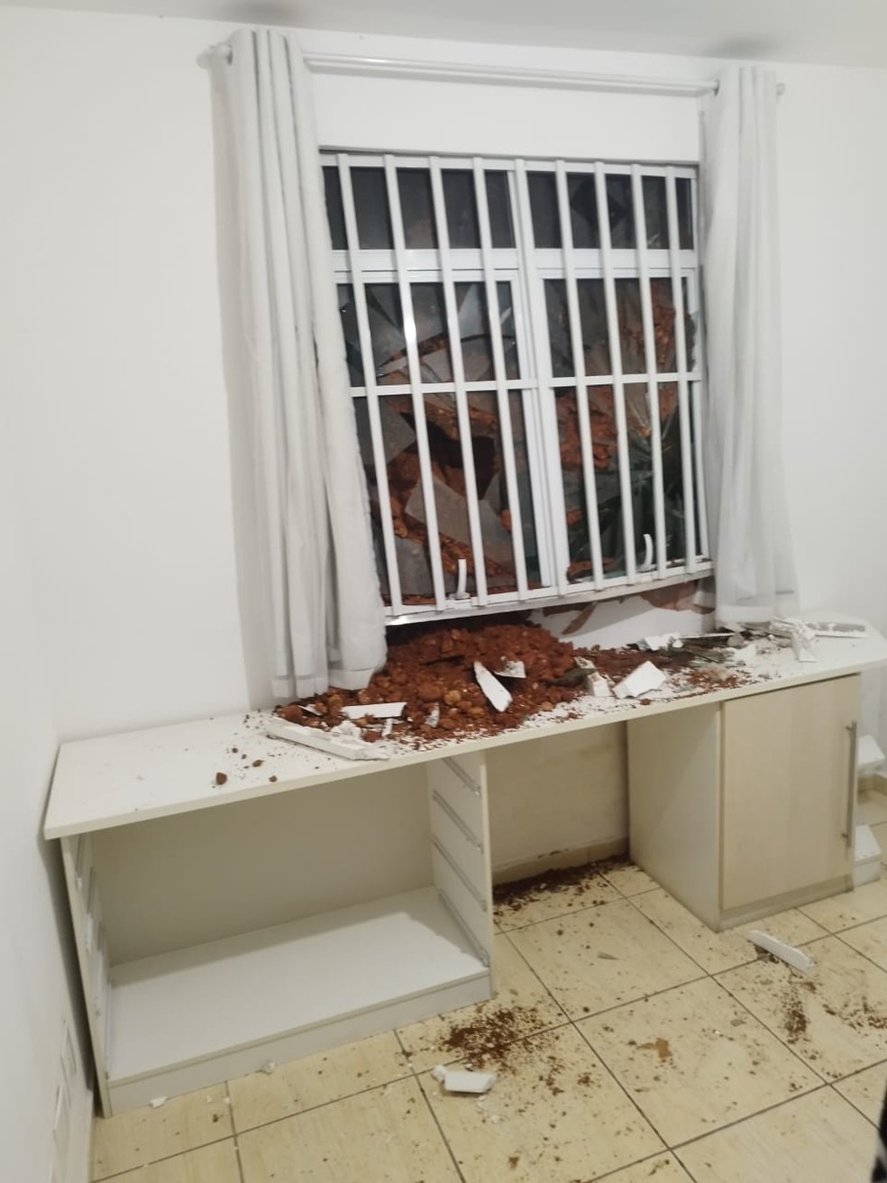 Janela de apartamento também foi atingida por terra em Juiz de Fora — Foto: Corpo de Bombeiros/Divulgação