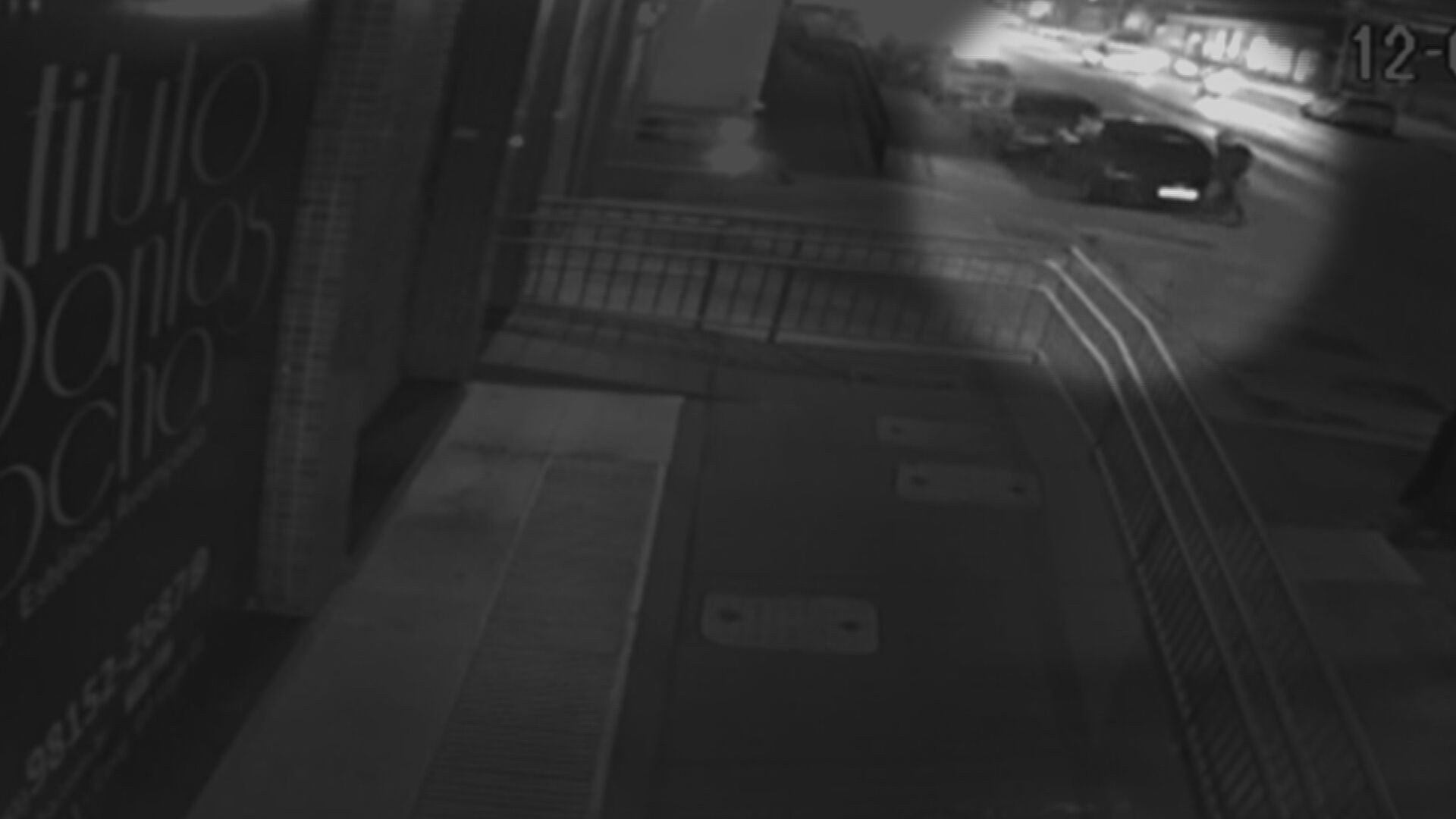 VÍDEO: homem é flagrado riscando carro de casal em Vicente Pires