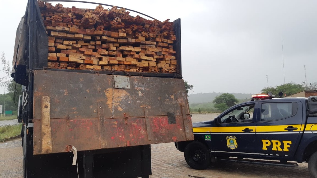 PRF do Ceará orienta condutores sobre os perigos de um 'caminhão