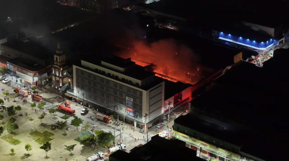 Chamas próximas a centenária Igreja do Patrocínio no Centro de Fortaleza. — Foto: Jones Drones